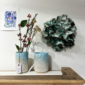Keramik til væggen i sort stentøjsler – organisk vægophæng