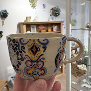 Farverigt håndlavet krus af LIN