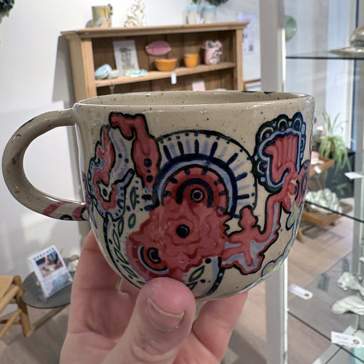 Farverigt håndlavet krus af LIN