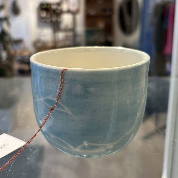 Kop i porcelæn i lyseblå farve