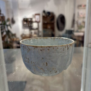 Organiske håndlavede skål med pastel glasurer