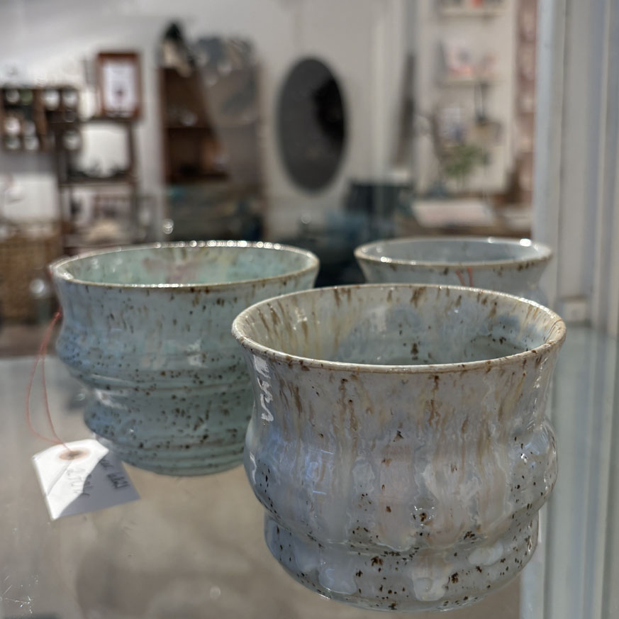 Organisk håndlavet kop med pastel glasurer | PiaV Keramik - Billede 4