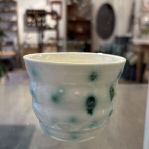 Kop i porcelæn med prikker - et typisk PiaV-udtryk