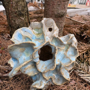 Vægrelief - ophæng til væggen i smukke, blålige nuancer, lyst stentøj - lille