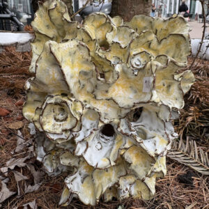 Keramik til væggen i rød stentøj med smukke lyse og gule nuancer – organisk vægophæng