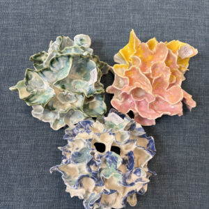 Keramik til væggen i porcelæn – organisk vægophæng (grønligt)