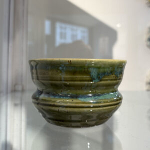 Organisk håndlavet kop med grøn glasur | PiaV Keramik