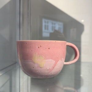 Håndlavet kop med lyserøde og pastelglasurer og hank | PiaV Keramik