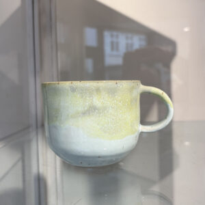 Organisk håndlavet kop med grønlige forårs glasurer | PiaV Keramik