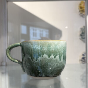 Organisk håndlavet kop med grøn glasur og hank | PiaV Keramik