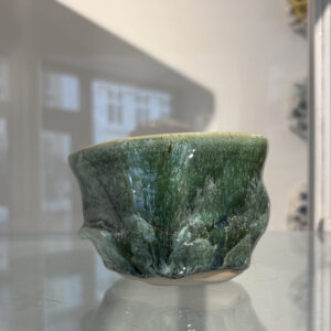 Organisk håndlavet kop med grøn glasur | PiaV Keramik