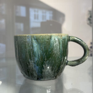 Organisk håndlavet kop med grøn glasur og hank | PiaV Keramik