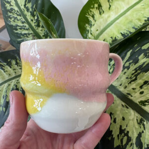 Håndlavet kop i porcelæn – Unik glasur i rosa og i porcelænets eget hvide ler med hank