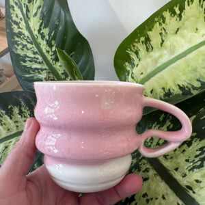 Håndlavet kop i porcelæn – Unik glasur i rosa og i porcelænets eget hvide ler med hank