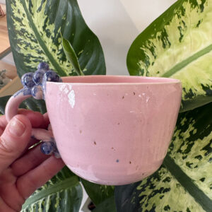 Håndlavet kop med lyserøde og pastelglasurer og hank med kugler/druer | PiaV Keramik