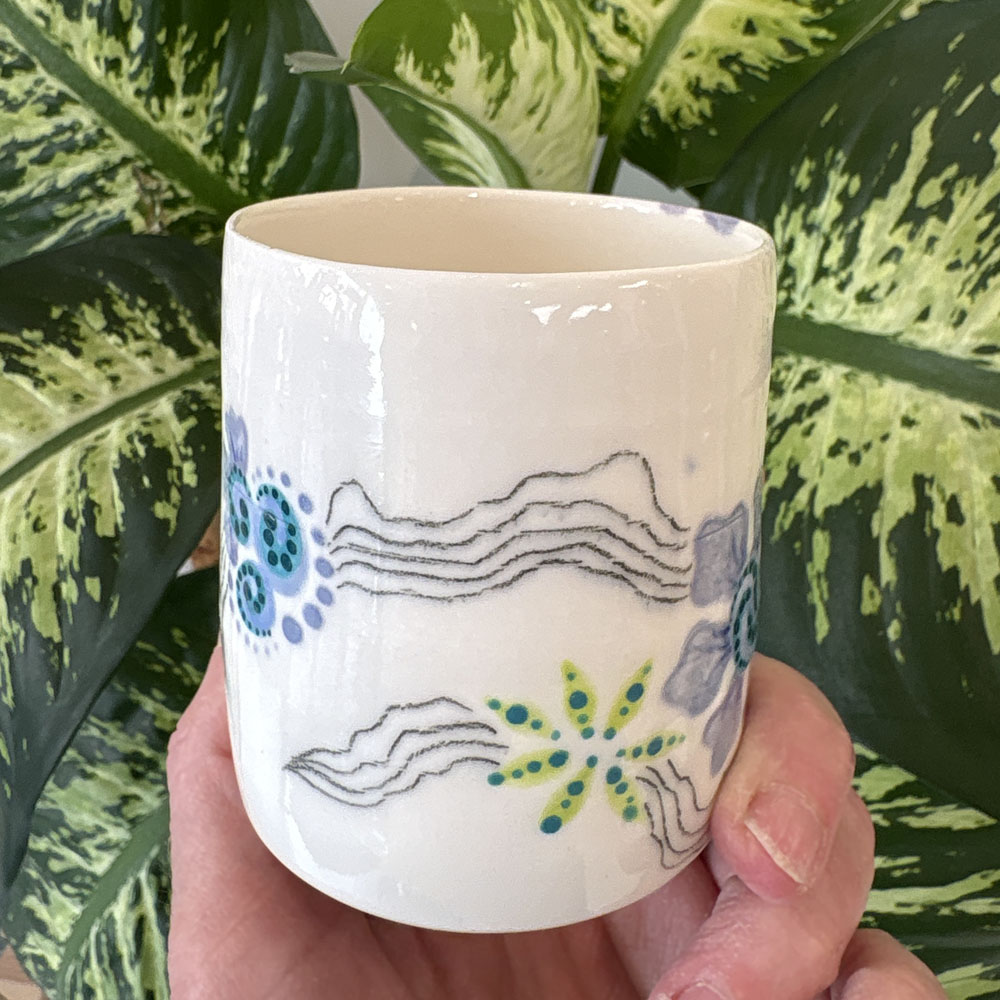 Hånddrejet porcelænskop med håndmalede detaljer - Billede 2