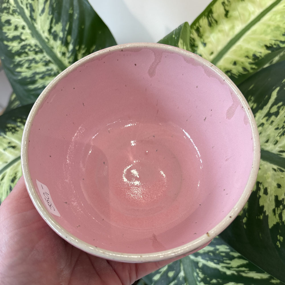 Håndlavet keramikskål i blød rosa pastelfarve med fine sgrafitto-detaljer - Billede 2