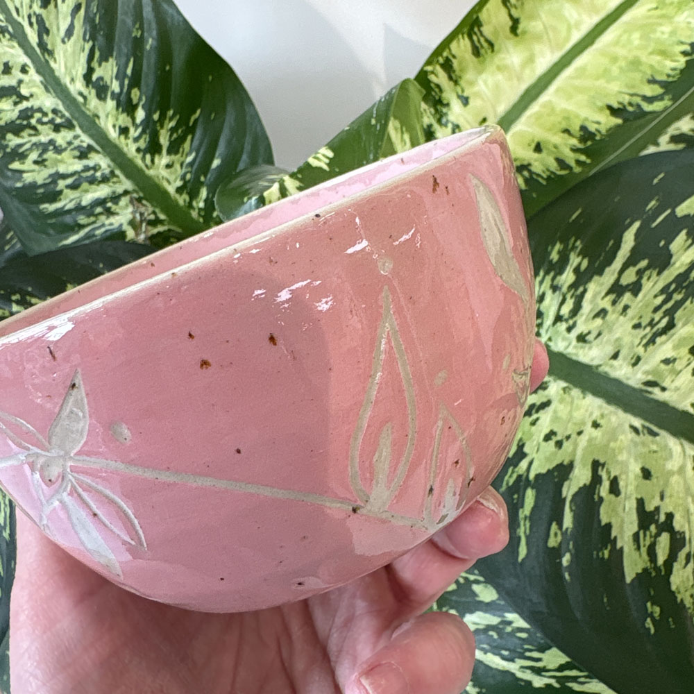 Håndlavet keramikskål i blød rosa pastelfarve med fine sgrafitto-detaljer - Billede 3