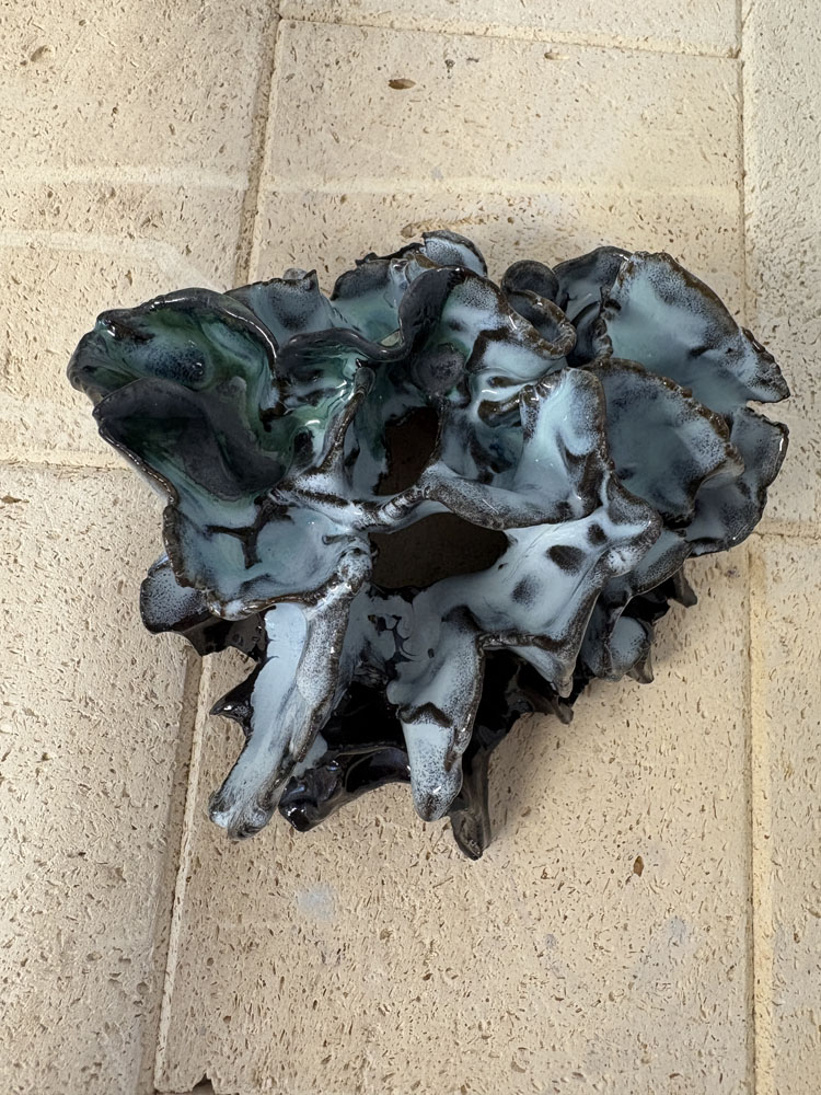 Vægkunst i sort porcelæn / vægophæng – organisk relief - Billede 2
