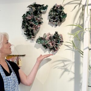 Tredelt relief - GRØNT og LYSERØDT - Hos CLAY