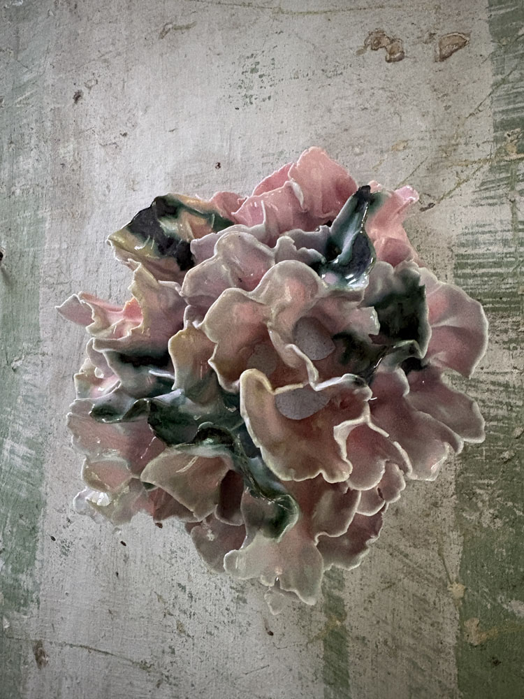 vaegophaeng-i-keramik-lyseroedt-porcelaen.jpg