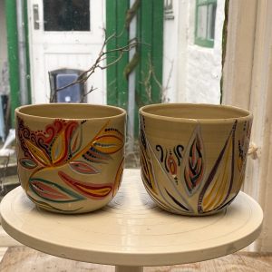 Farverigt håndlavet krus – et unikt kunstværk fra LIN