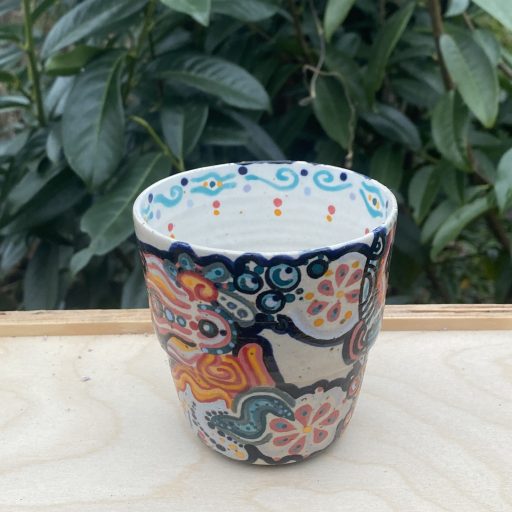 Unikt håndlavet krus i stentøjs- eller porcelænsler, dekoreret med farverige mønstre af musikeren LIN. Inspireret af hendes musikalske univers. Tåler både opvaskemaskine og mikrobølgeovn. Perfekt til hverdagen eller som gave.